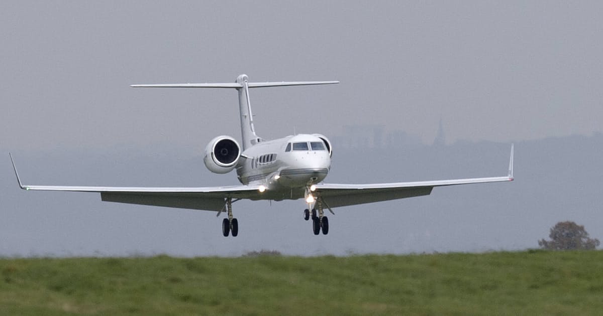 ロシア富裕層、小型機での出国相次ぐ　欧米の制裁強化で: 日本経済新聞