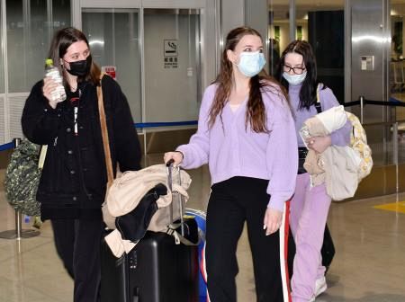 ウクライナの学生、福岡に到着　避難民、日本経済大が受け入れ：北海道新聞 どうしん電子版