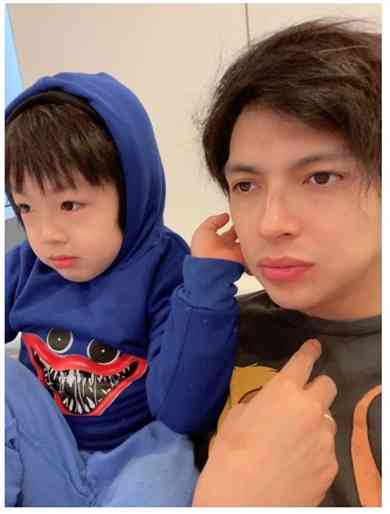 アレク＆川崎希、ひどい花粉症で顔が腫れた長男の姿に心痛める　「朝はもっともひどく」「よくなるといいな」