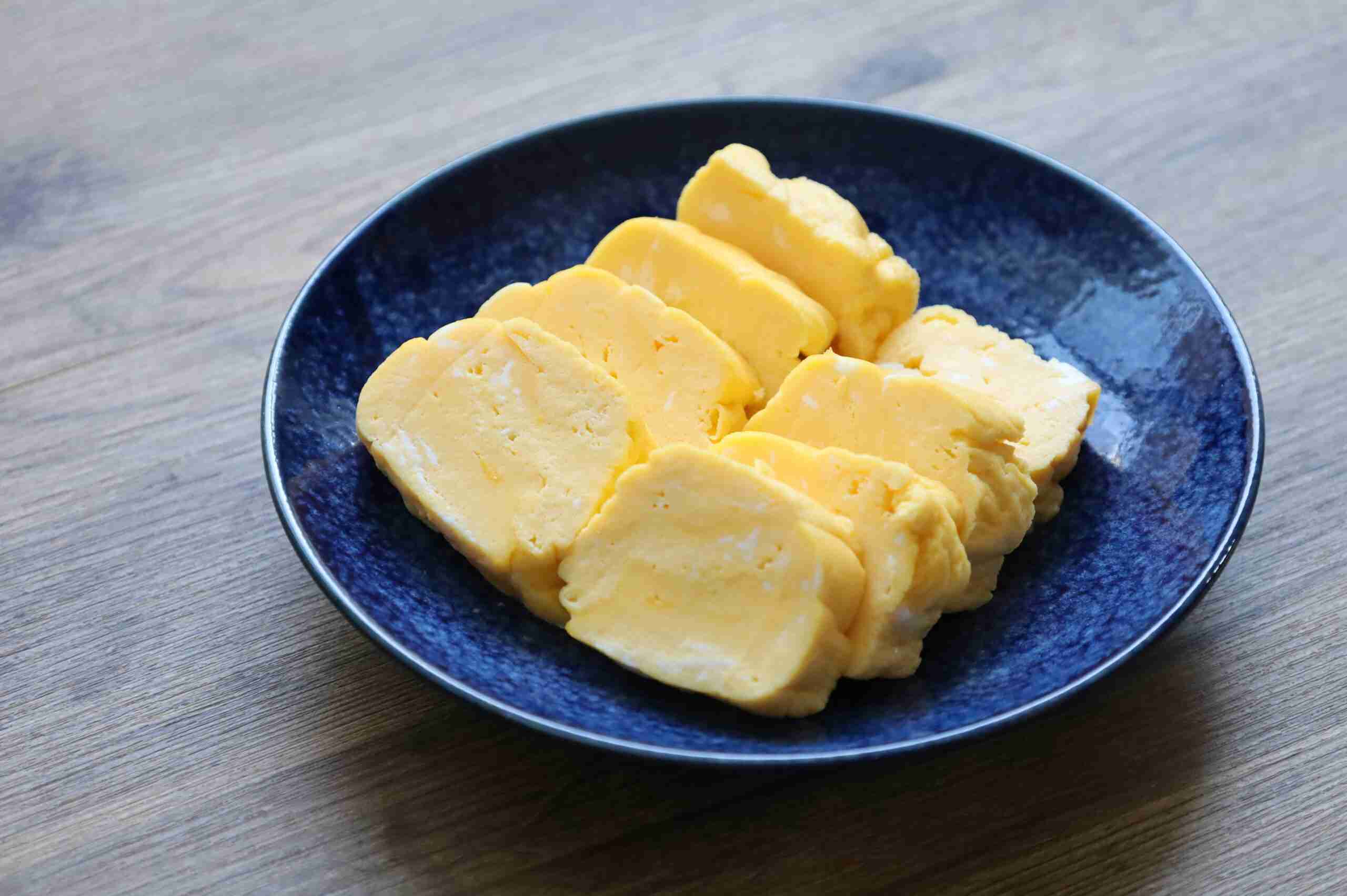 レンジで2分の超簡単レシピ！最高にラクな卵焼きの作り方。 | つくりおき食堂