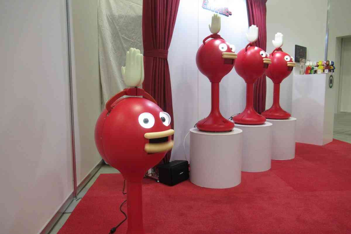 「マツケンサンバ」を歌って踊る...謎のロボが注目の的に　なぜ開発？メーカーに聞いた