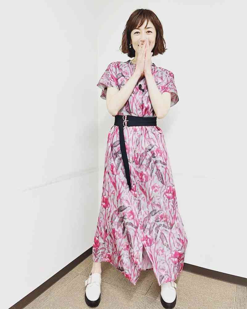 高岡早紀、上品なピンクの花柄ワンピース姿や横顔アップ披露　ファンから「本当に綺麗…」の声