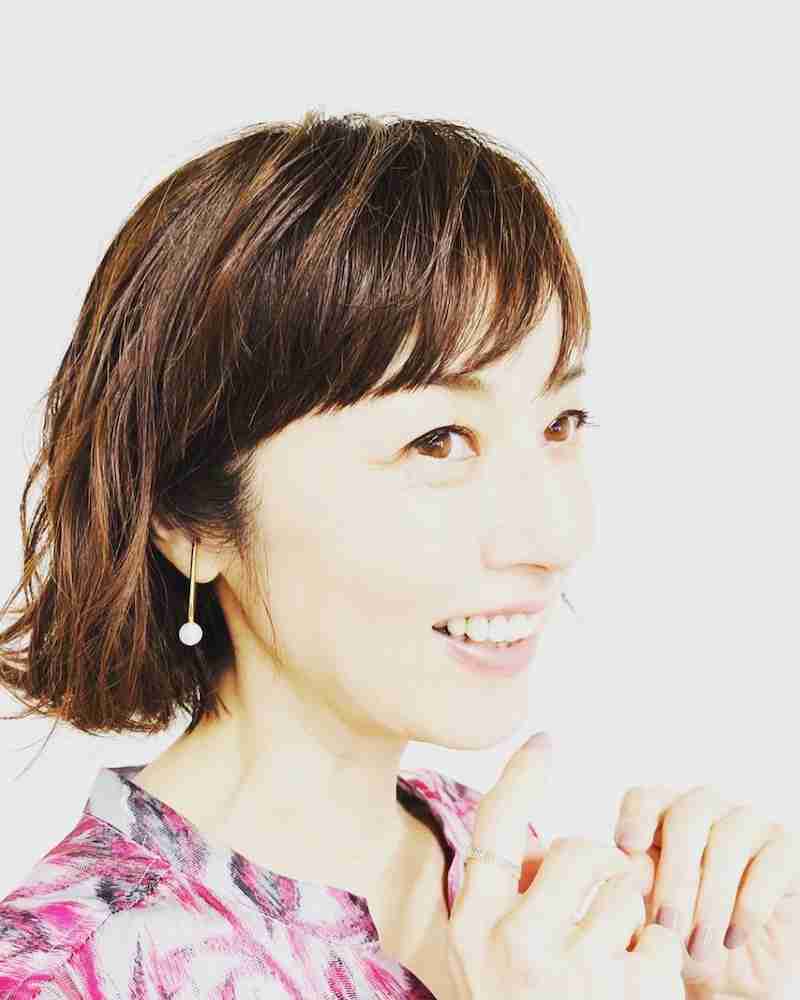 高岡早紀、上品なピンクの花柄ワンピース姿や横顔アップ披露　ファンから「本当に綺麗…」の声