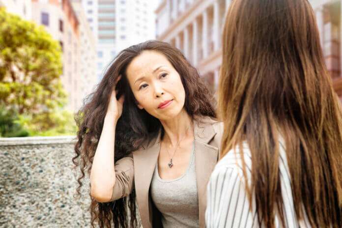 街でみかけた「おばさんがするとイタイ…」と感じる髪型とは | 恋学[Koi-Gaku]