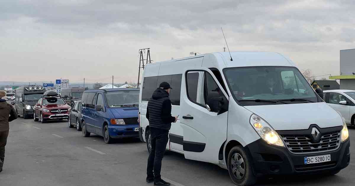 祖国に戻るウクライナ人、数万人か「自分の身に何が起きても守る」 | 毎日新聞