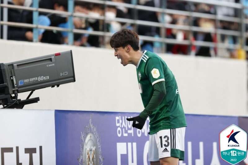 全北現代キム・ボギョンの反戦パフォーマンスが韓国で話題に | サッカーキング