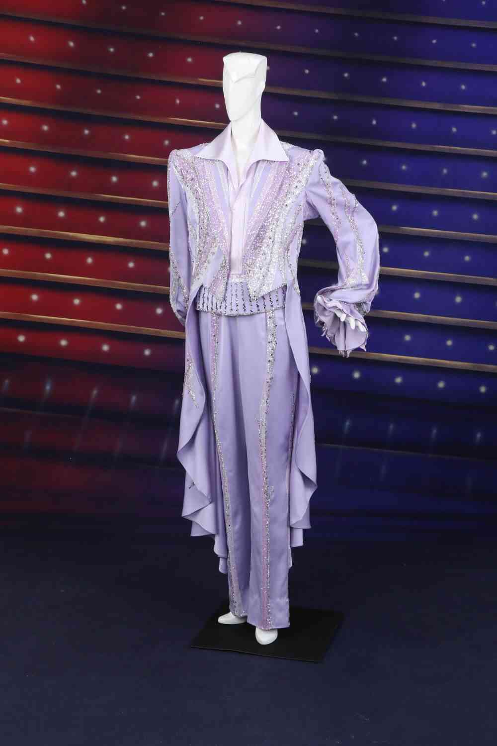 特別展「華麗なる宝塚歌劇衣装の世界」神戸ファッション美術館で、ドレスやデザイン画など約120点