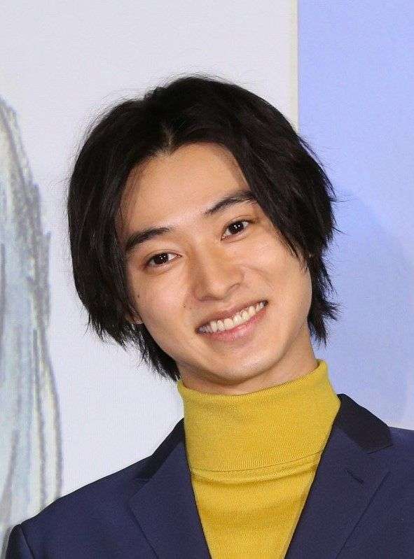 山崎賢人がひさびさのインスタ投稿 「春きたりけり」と花をめでる写真に「横顔ステキ」「彼氏感」ファン興奮：中日スポーツ・東京中日スポーツ 