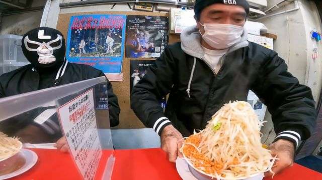 江頭2:50の“食リポ”動画がYouTubeで大ヒット 人気の秘訣は正直さと誠実さ?
