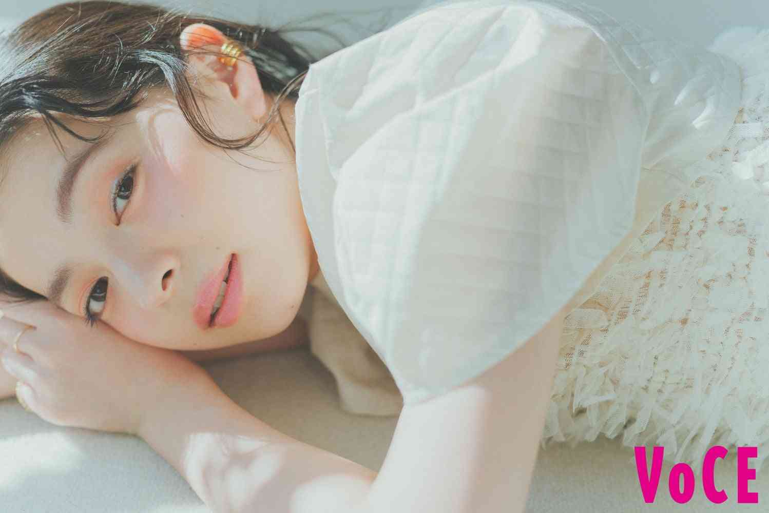 アンジュルム上國料萌衣、“儚げかわいい”春メイク披露　Juice＝Juice井上玲音とのお揃い衣装も - モデルプレス