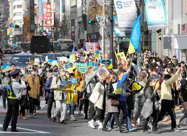 「日本の方もウクライナ支援を」　渋谷の反戦デモに4000人参加（朝日新聞デジタル） - Yahoo!ニュース