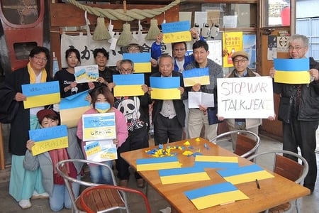 【悲報】日本人、ウクライナ大使館に千羽鶴を送る動きが全国で広がってしまう・・・ | まとめまとめ