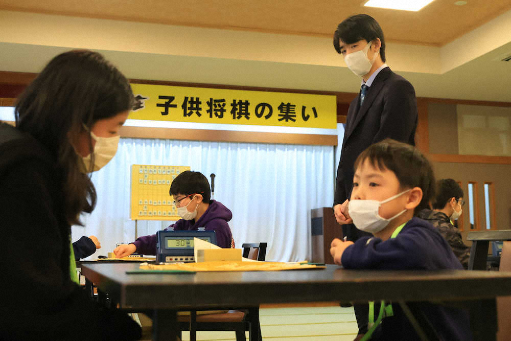 藤井聡太王将「人間的には歩」　島根県大田市での将棋イベントで小学生の質問に「王や竜と言いたいが…」― スポニチ Sponichi Annex 芸能