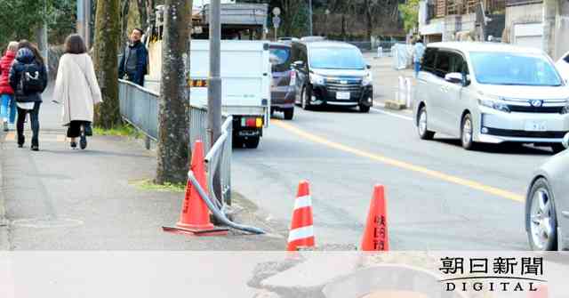 車が大破、5人搬送うち幼児1人が死亡　街路樹に衝突か　大阪・吹田：朝日新聞デジタル