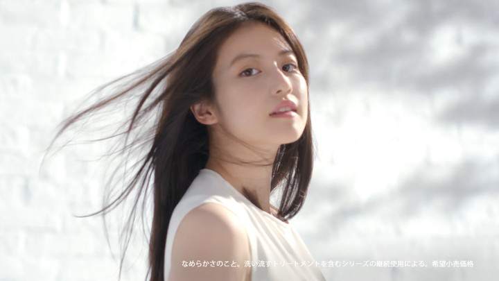今田美桜：ノースリーブワンピで爽やかに　美髪なびかせ「パンテーン」新CM