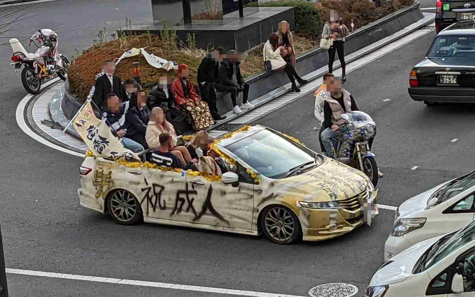 〈逮捕も「日本一なので満足」〉横須賀成人式“20歳の蛮行”　改造車で暴走、16対1でリンチ… | 文春オンライン