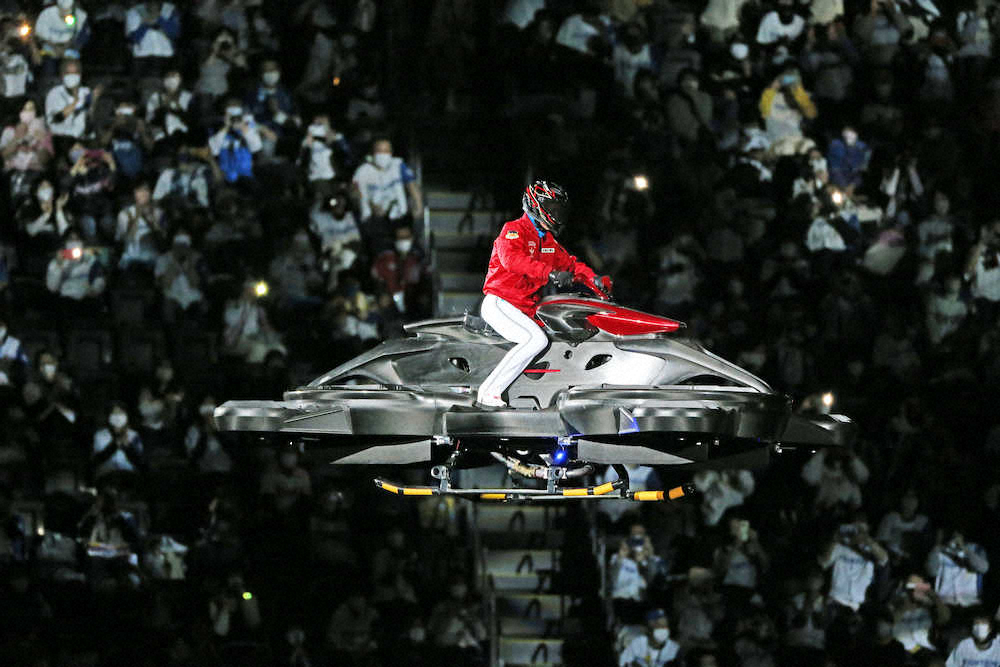 新庄監督が飛んだ!?　札幌Dラスト開幕戦セレモニーで巨大ドローンに乗って球場を浮遊！ド派手登場喝采― スポニチ Sponichi Annex 芸能