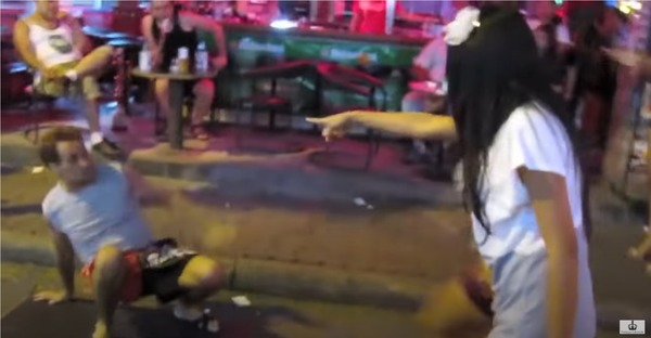 海外反応！　I LOVE JAPAN　 : アメリカ人男性、タイの歓楽街で女性と揉めてボコボコにされてしまう・・・　海外の反応。