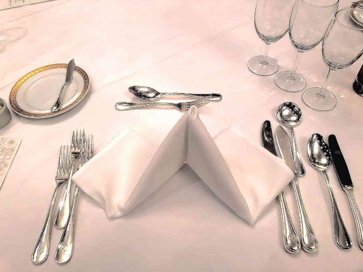 気を利かせて食器を重ねるのはダメ？　飲食店で実は「迷惑」になる行為とは？ | オトナンサー