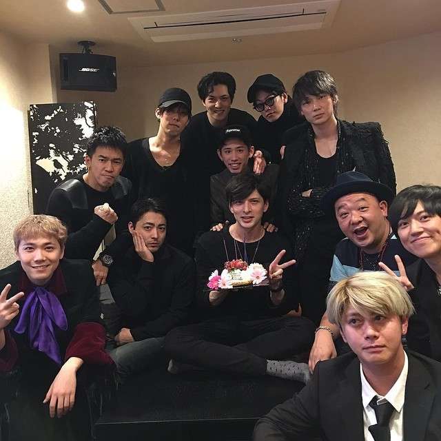 佐藤健、綾野剛の姿も…日韓スター集結！“豪華すぎる”誕生日パーティーが話題 - ライブドアニュース
