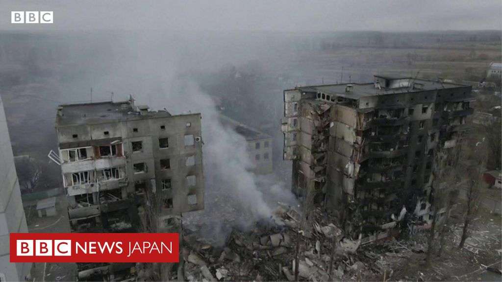 黒く焼け焦げた町、ロシア軍の攻撃受けたキーウ近郊の様子 - BBCニュース