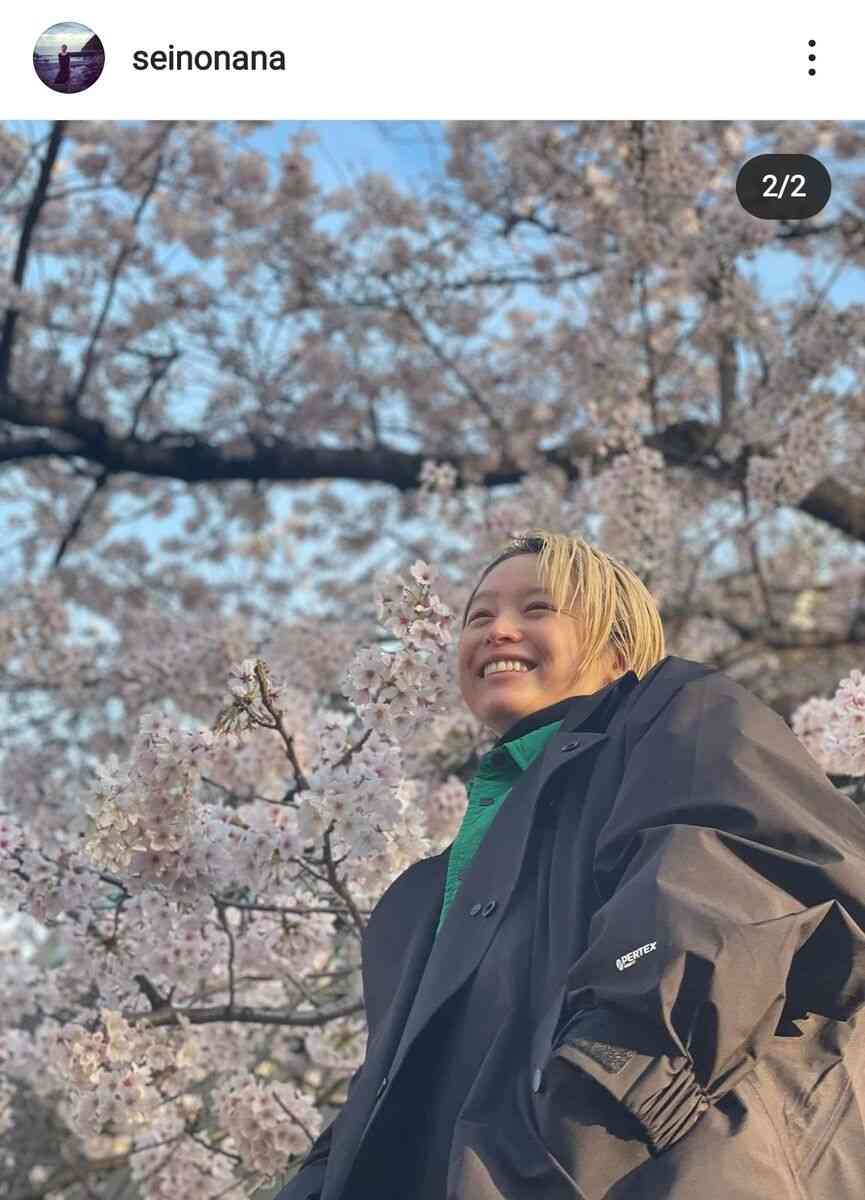 清野菜名、産後の金髪姿が印象激変…桜を見る写真に反響「ベビちゃんと斗真くんも一緒？」