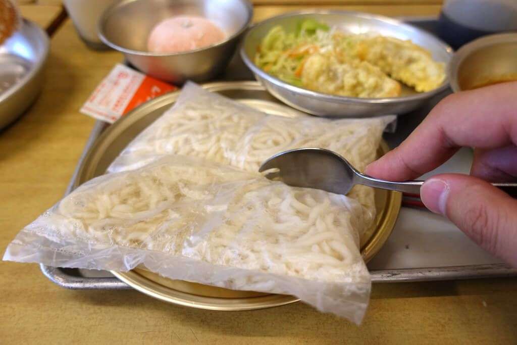 小1の「初めての給食」はカレー、ネットで報告が相次ぐ。専門家が明かす3つの理由