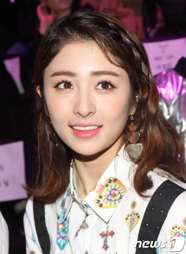 「LE SSERAFIM」宮脇咲良、暗髪&姫カットの大胆イメチェン 美ボディ披露に「ビジュアル最強」と反響続々