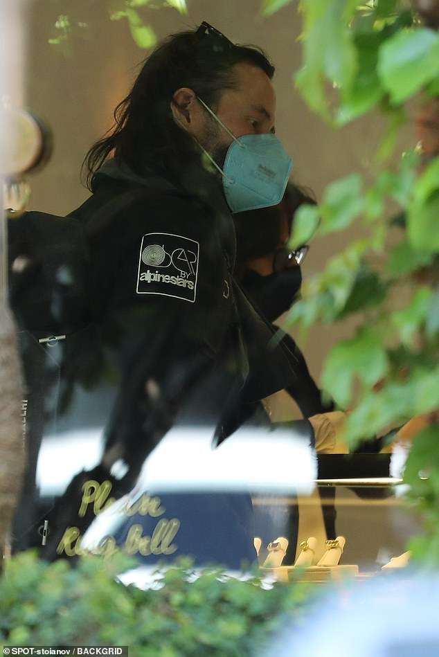 キアヌ・リーブスが宝石店で指輪を選んでいる姿が目撃！恋人と婚約のウワサが勃発