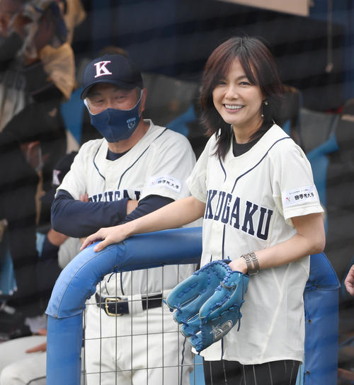相川七瀬が東都大学野球で始球式　名前にちなみ背番号「7」山なりのボール投げ込む