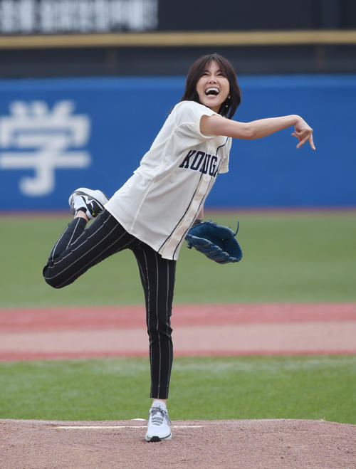 相川七瀬が東都大学野球で始球式　名前にちなみ背番号「7」山なりのボール投げ込む