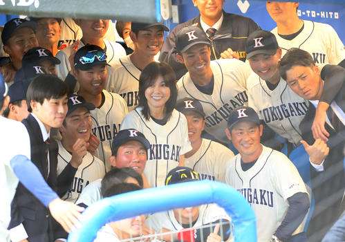 相川七瀬が東都大学野球で始球式　名前にちなみ背番号「7」山なりのボール投げ込む