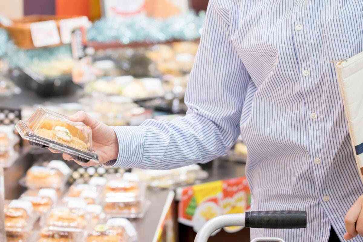 義実家同居、8人家族の食事を“手作り”しろと？スーパーの総菜じゃ「母親失格」なの？ | TRILL【トリル】