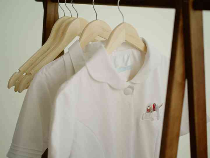 職場でメガネ禁止される女性たち。｢まるでマネキン｣受け付けから看護師まで | Business Insider Japan