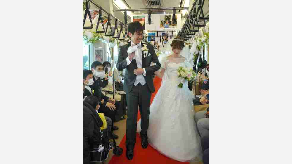 JR京葉線で結婚式、先頭車両で誓いのキス 参列者には記念乗車券