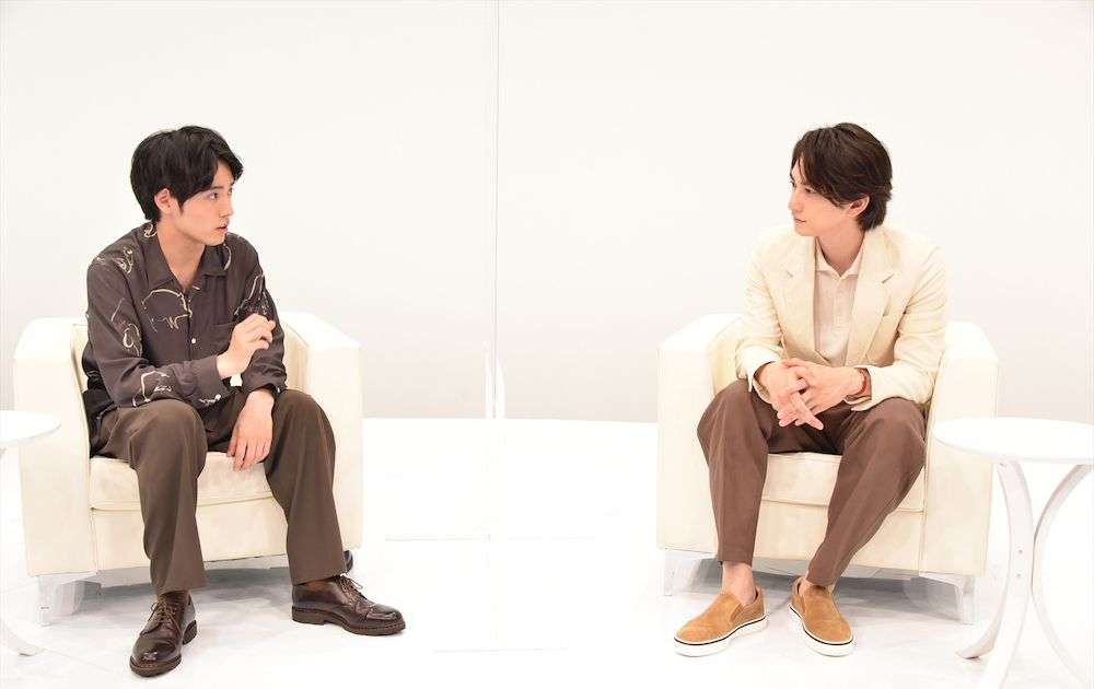 赤楚衛二「僕らだけの秘密」町田啓太と『チェリまほ』ロケでプライベートな写真撮影！配信イベントでプレゼント交換も｜シネマトゥデイ