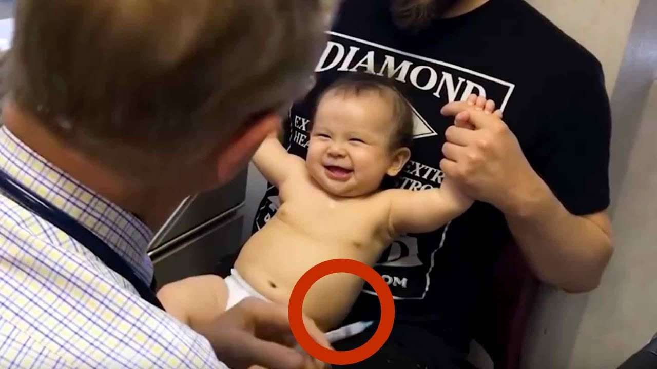 小児科医はなかなか刺さない 赤ちゃんが完全に油断した隙を見せるまで待つ！ - YouTube
