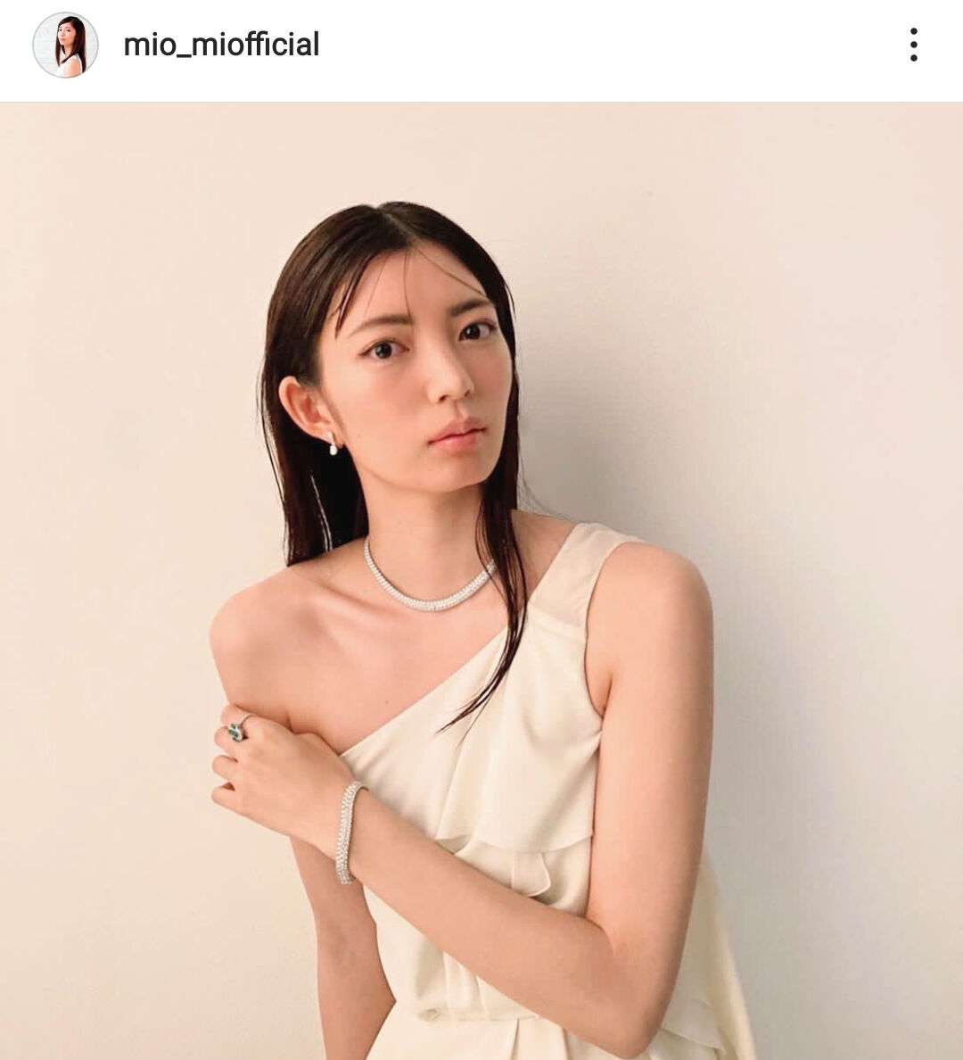 仲村トオル＆鷲尾いさ子夫妻の長女・美緒、ワンショルダーのドレス姿披露「お仕事で密度の濃い素敵な時間」 : スポーツ報知