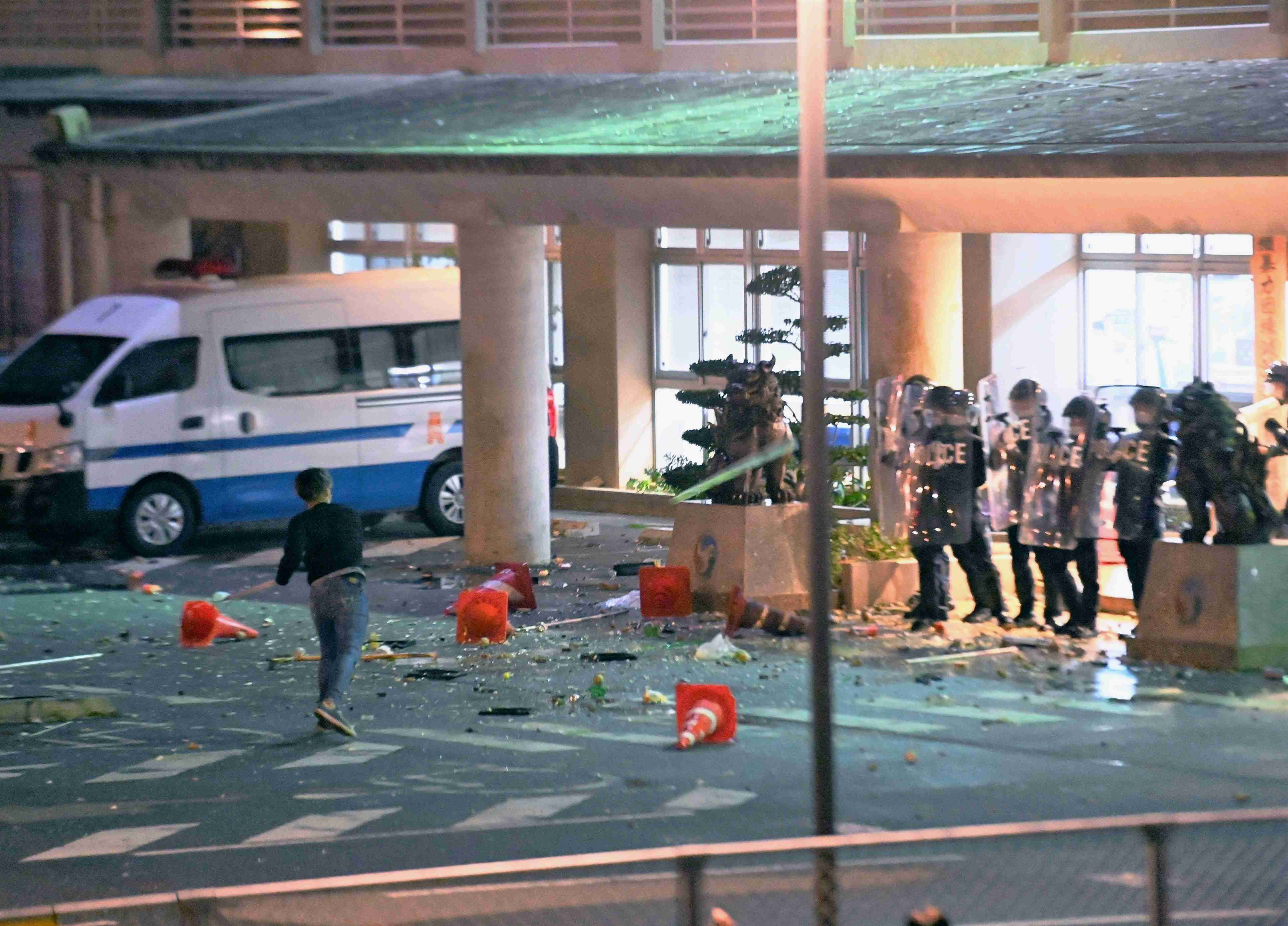 警棒で殴られた？　右手が当たった？　高校生、警官と接触で右目失明　ネットで拡散し300人抗議の騒ぎに | 沖縄タイムス＋プラス　ニュース | 沖縄タイムス＋プラス
