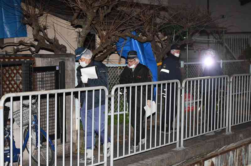 宅配業者装い押し入る？　男女が意識不明　大阪・高槻の集合住宅