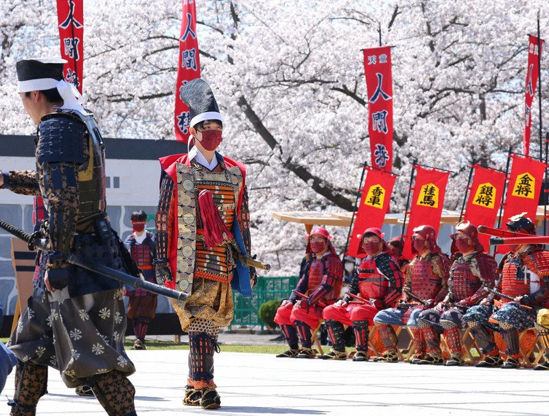 藤井聡太竜王、甲冑姿で武者言葉「ござる」「謀ったな！」「佐々木殿」ファンは大歓喜／人間将棋