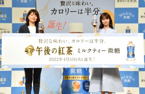深田恭子、春らしいブルーのワンピースで魅了 思いを込めてハートも描く