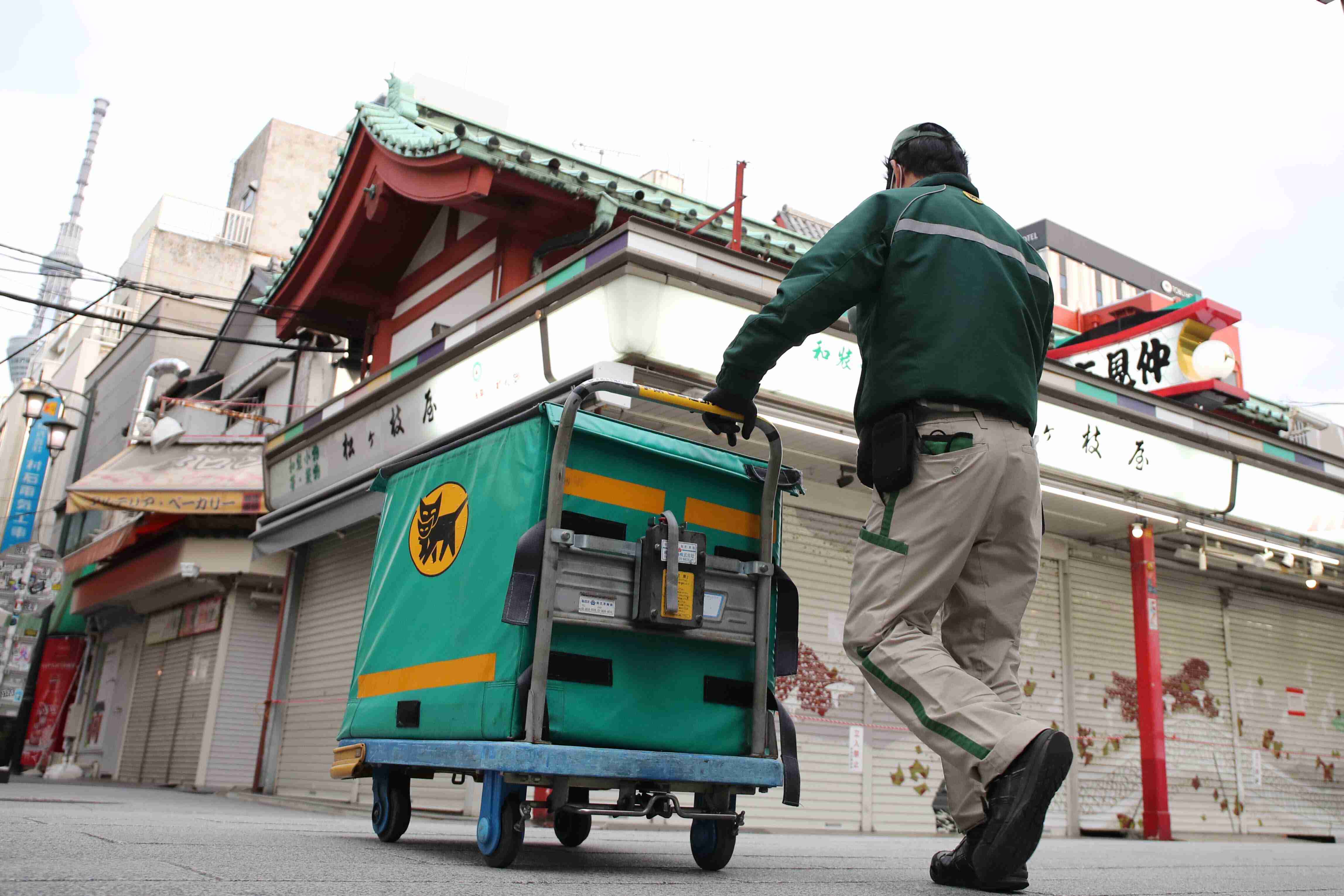 車いす利用者に駆け寄って...ヤマト配達員の行動に「65万いいね」　介助動画に称賛、本部も「安全確保は重要な責務」: J-CAST ニュース