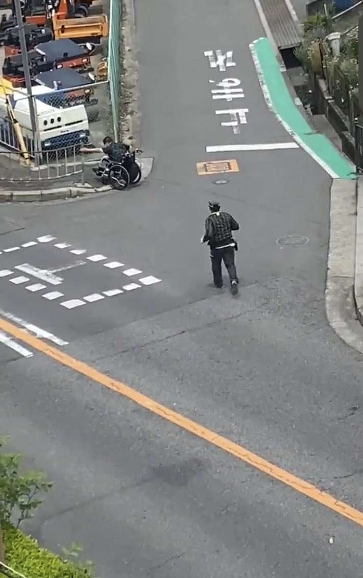 車いす利用者に駆け寄って...ヤマト配達員の行動に「65万いいね」　介助動画に称賛、本部も「安全確保は重要な責務」