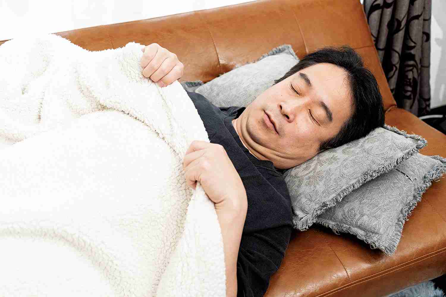             不健康になる2つの睡眠方法。「寝返りが打てないソファーでの睡眠」はNG | 日刊SPA!        