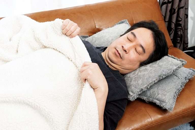 不健康になる2つの睡眠方法。「寝返りが打てないソファーでの睡眠」はNG