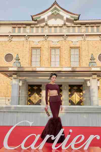 冨永愛、新幹線ホームでの私服姿が超オーラ！「最強お洒落」「すぐバレちゃいますね」の声