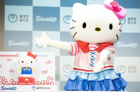 人と会話する「ハローキティロボット」発売へ　受付や観光施設の案内など対応