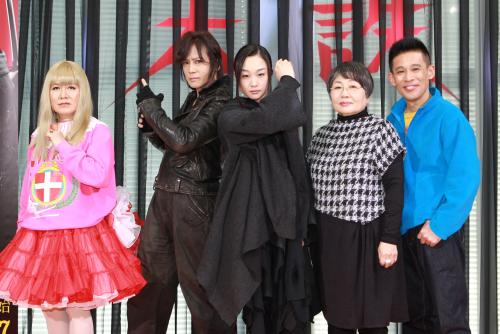 フジテレビ「天誅」の制作発表会見に役衣装で出席した（左から）三ツ矢雄二、京本政樹、小野ゆり子、泉ピン子、柳沢慎吾 ― スポニチ Sponichi Annex 芸能