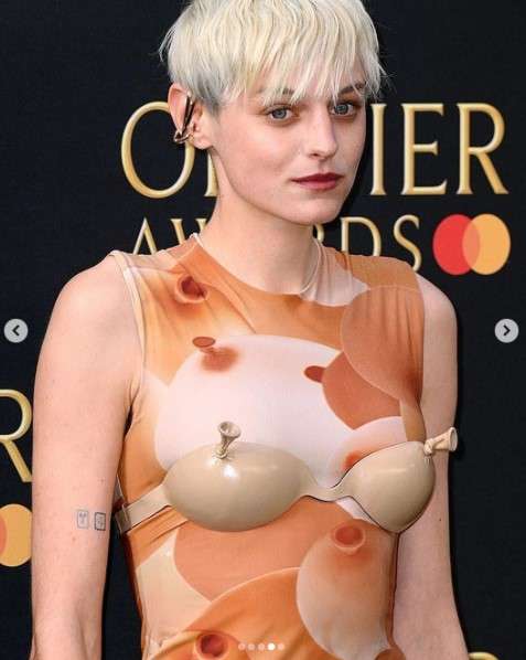 エマ・コリン、風船ブラ付きドレスでオリヴィエ賞授賞式に登場 「シュレックの耳?」「素晴らしい!」